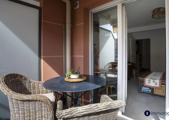 Air-conditioned Near Liberation District *