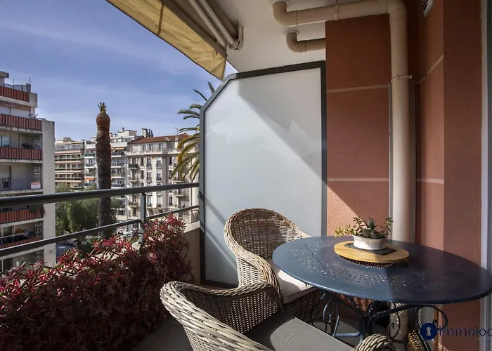 Διαμέρισμα Air-conditioned Near Liberation District *