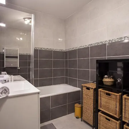 Air-conditioned Near Liberation District Appartement