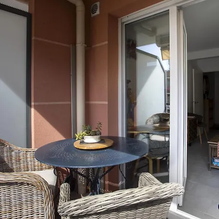 Air-conditioned Near Liberation District *